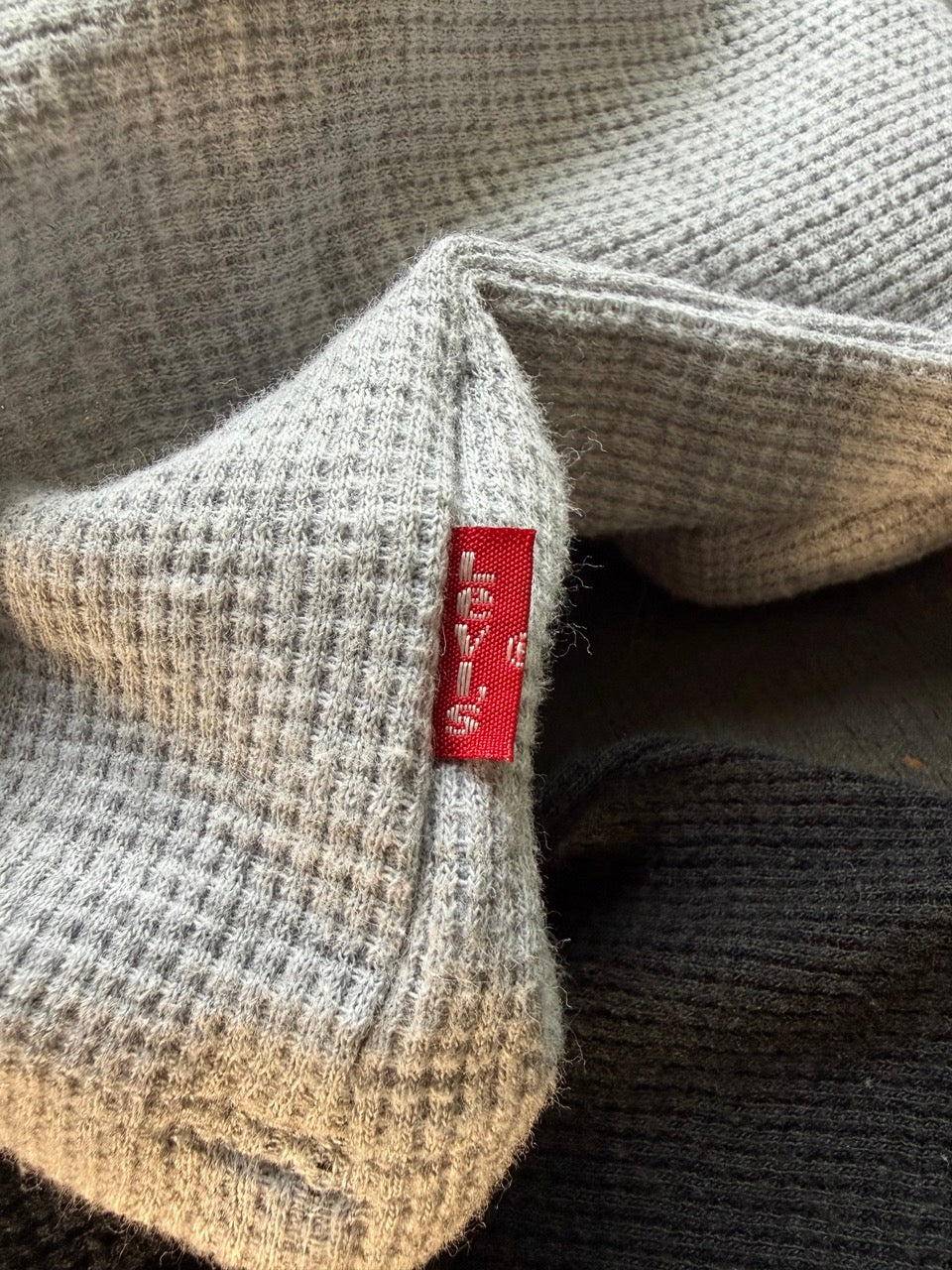 "LEVI'S" Wolf Graphic Raglan Waffle Thermal L/S Tee - Size M