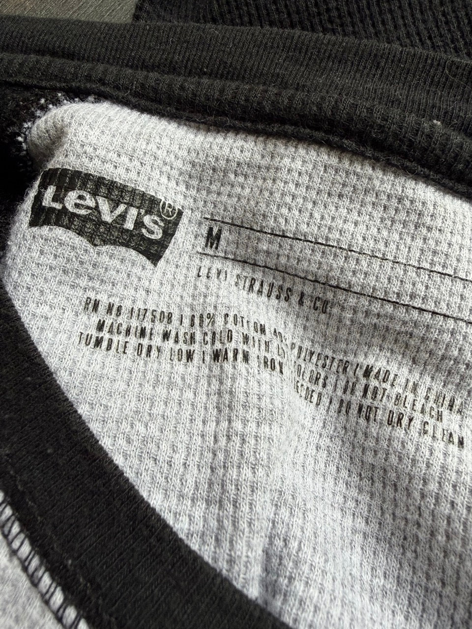 "LEVI'S" Wolf Graphic Raglan Waffle Thermal L/S Tee - Size M