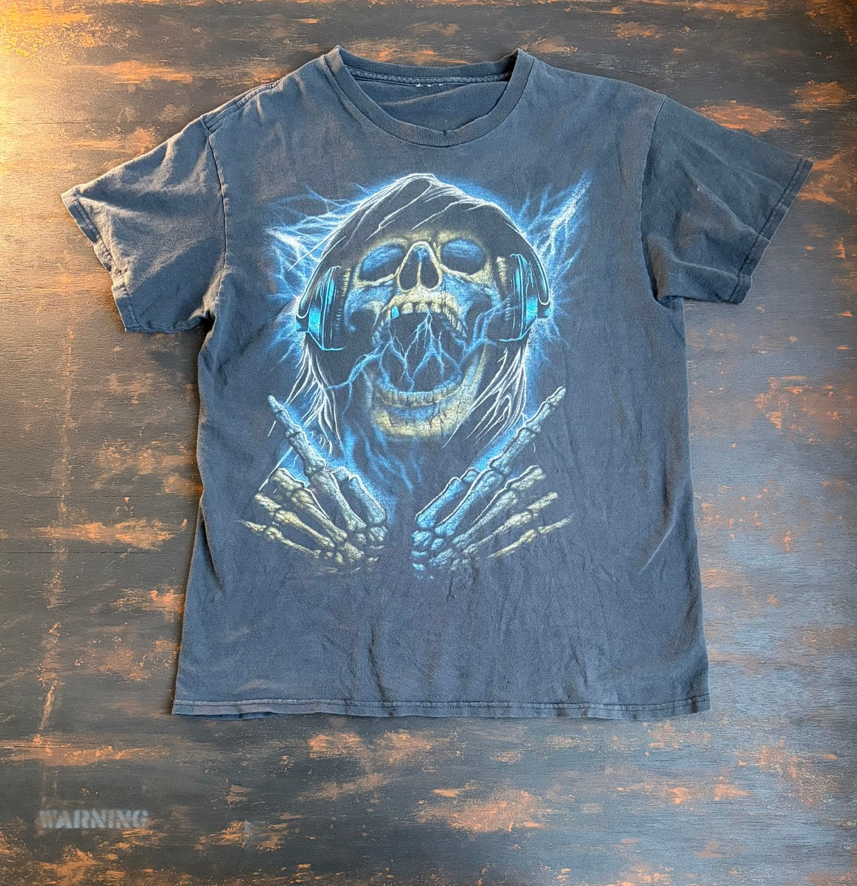 2004 "GRATEFUL DEAD Skull Headphones" DELTA Graphic Tee - Size S
