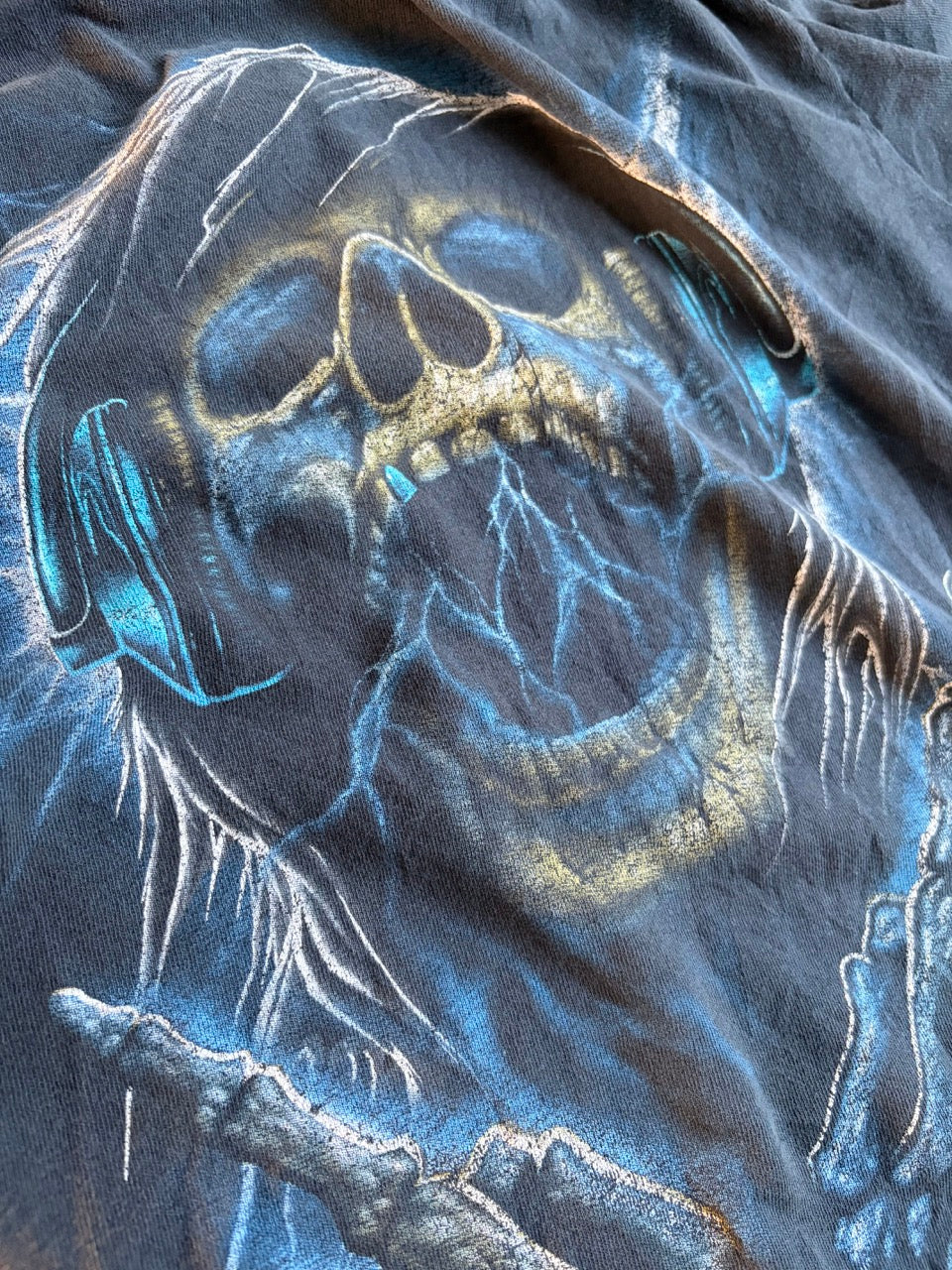 2004 "GRATEFUL DEAD Skull Headphones" DELTA Graphic Tee - Size S
