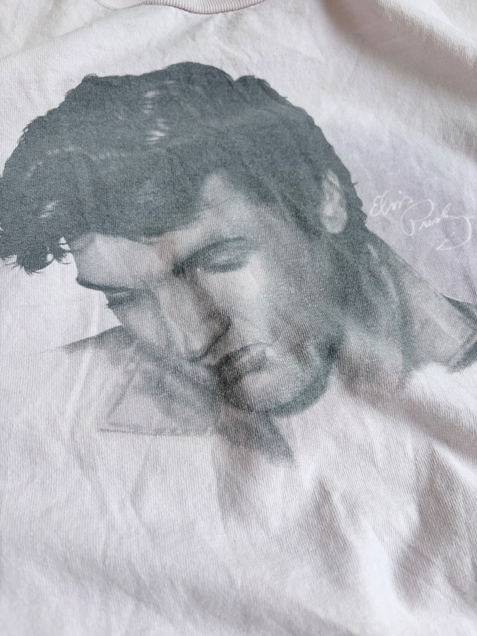 2000s "ELVIS PRESLEY" Front Photo Cropped Graphic Tee - Size L